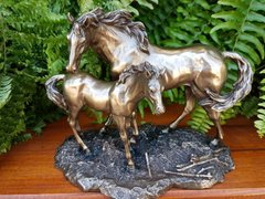Коллекционная статуэтка Veronese "Лошадь с жеребенком"