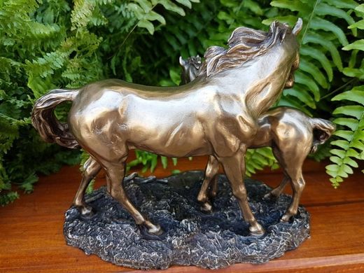 Колекційна статуетка Veronese "Кінь з лошам"