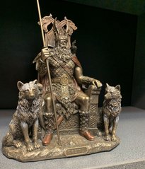 Коллекционная статуэтка Veronese "Один на троне с волками" 77392A4