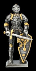 Фігура олов'яного лицаря тримає меч перед щитом